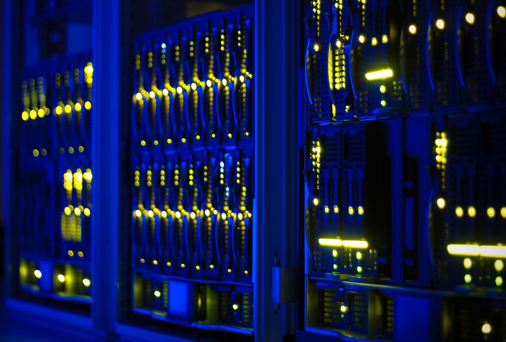 Bilde av mange dataservere Bilde av mange dataservere