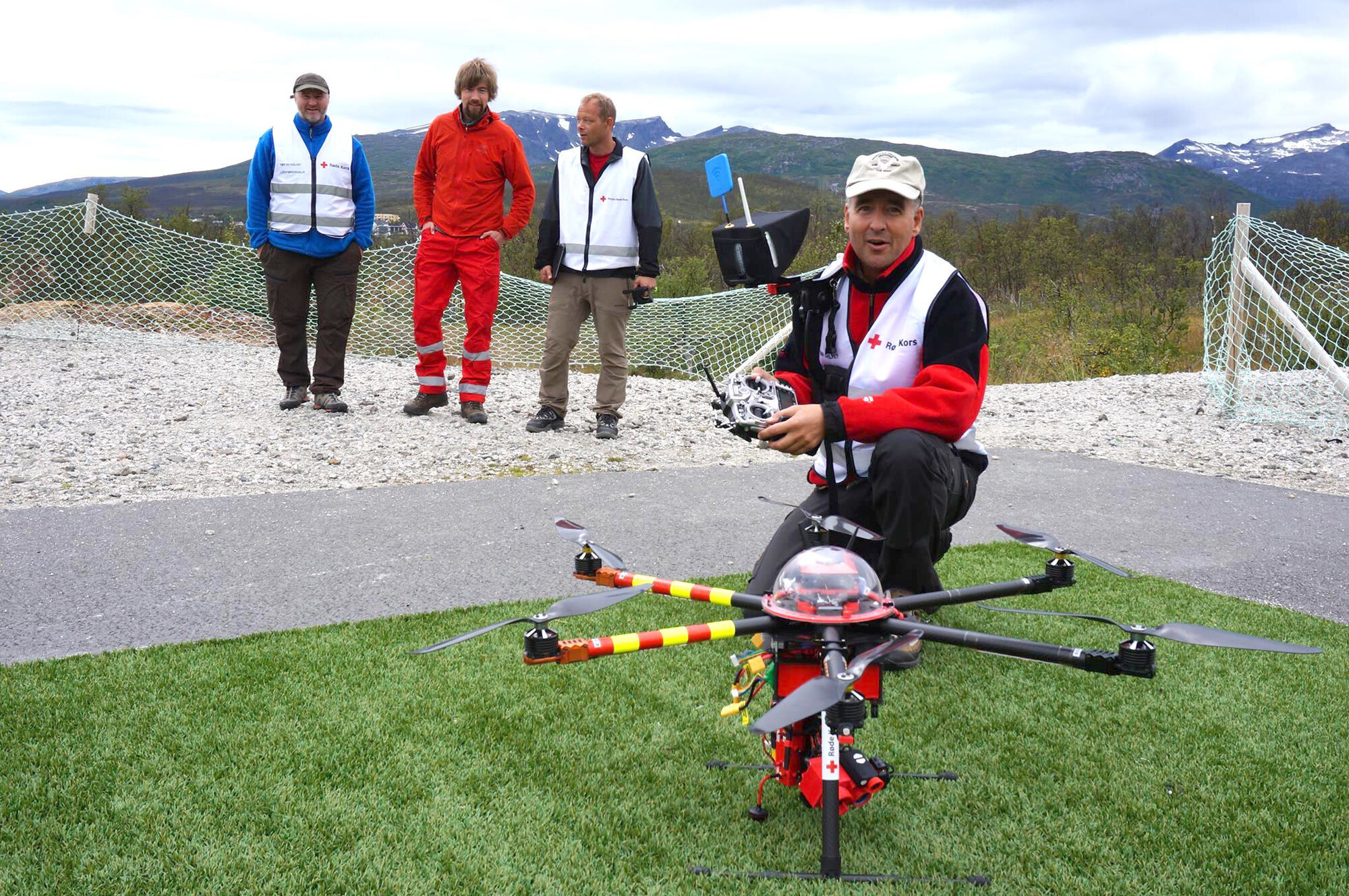 Tromsø Røde Kors lærer opp mannskapet i bruk av nye droner. Bildet viser Tromsø Røde Kors som lærer opp mannskapet i bruk av nye droner.