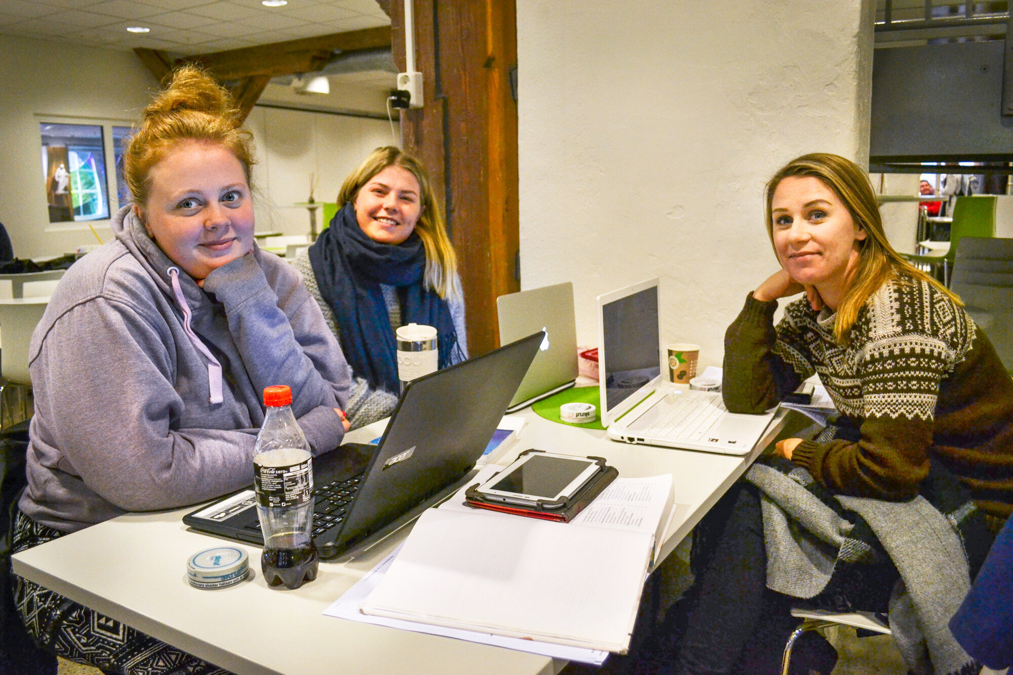 Madelen Henriksen, Charlotte Aalberg, Silje Marie Zachariassen Bildet viser tre studenter som sitter med bøker og PC-er rundt et bord.