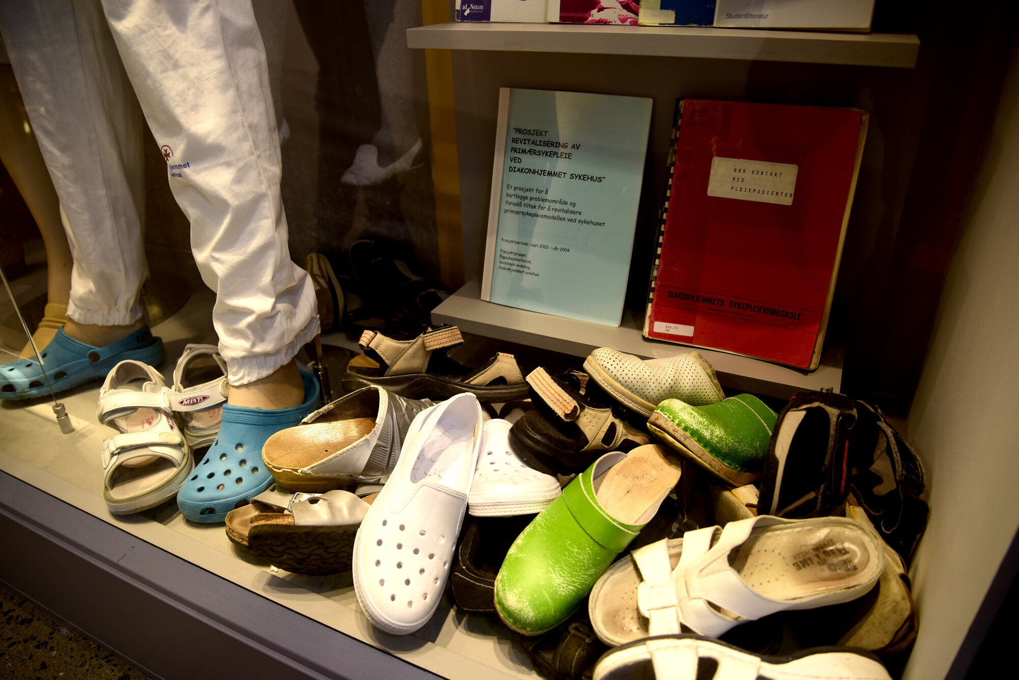 Skomiljø Mange brukte sko samlet i stor klynge