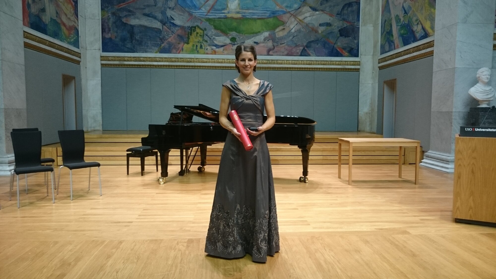 Pernilla Lagergren, professor, Karolinska Institutet Bildet viser Pernilla Lagergren i gallakjole på podiet i universitetets aula i Oslo.