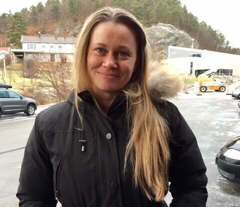 Elin Martinsen, NSFs faggruppe for sykepleiere i astma og allergi Bildet viser Elin Martinsen som står på en parkeringsplass.
