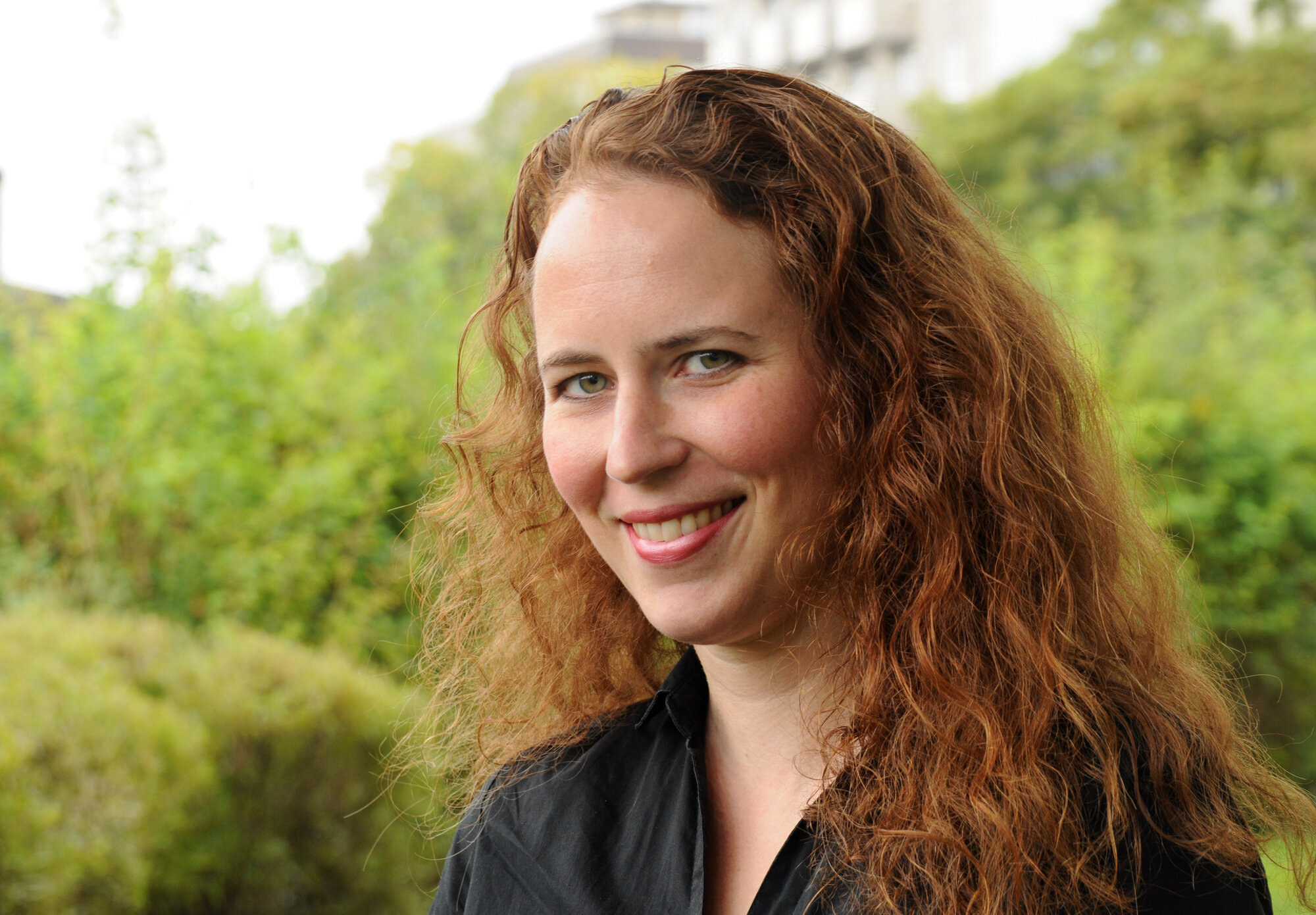 Portrett av stipendiat Elisabeth Østensen. Elisabeth Østensens doktorgrad vil dreie seg om innføringen av standardiserte veiledende planer i elektronisk pasientjournal i kommunehelsetjenesten.