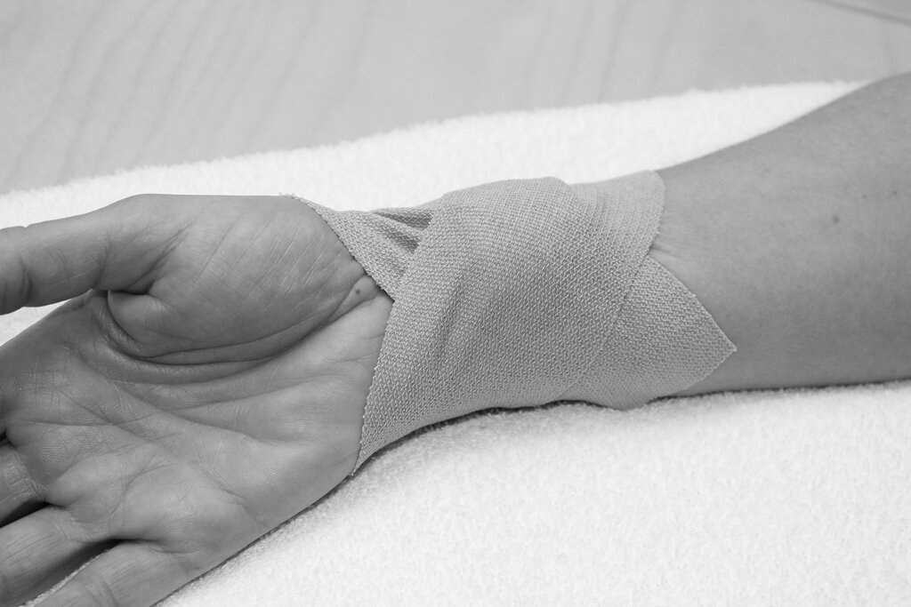 Håndledd kompresjonsbandasje Kompresjon av arteria radialis med kompresjonsrull