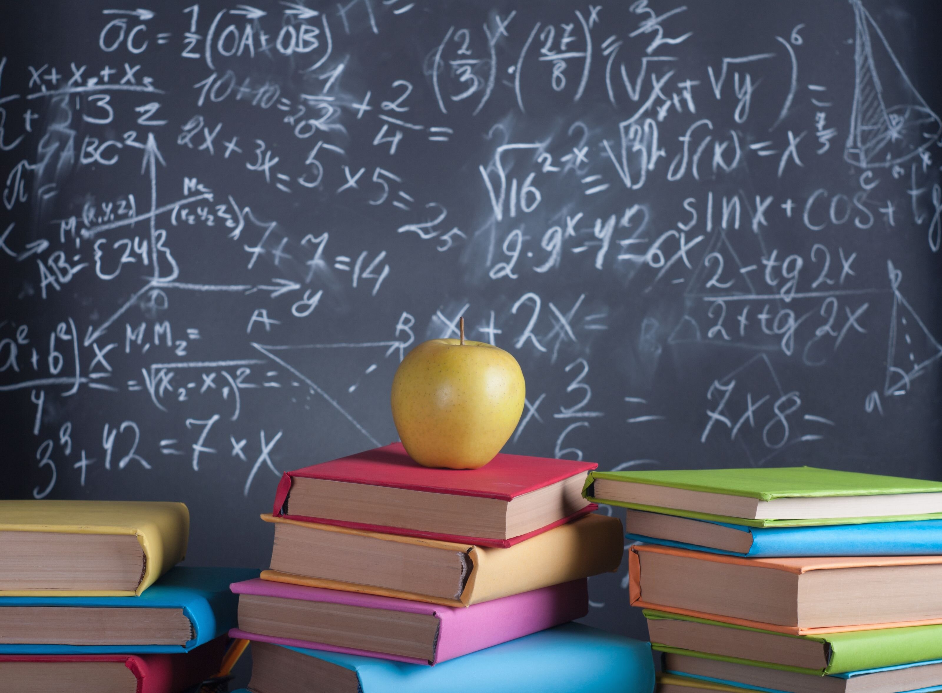 Bokstabler i et klasserom med tavle