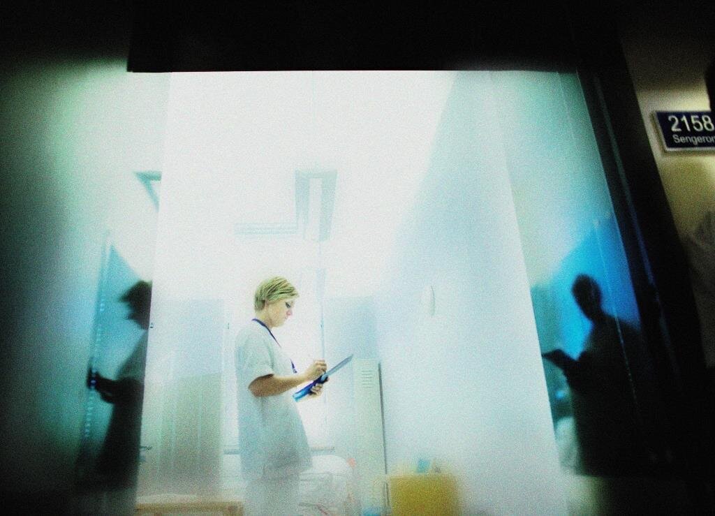 sykepleier, fagutvikling Bildet viser en sykepleier som noterer.