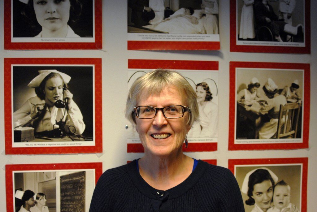 Førsteamanuensis Åshild Fause mener mye av det som i dag kalles sykepleieforskning, like godt kunne vært utført av andre enn sykepleiere. Portrett av Åshild Fause, førsteamanuensis ved Institutt for helse- og omsorgsfag på Universitetet i Tromsø.