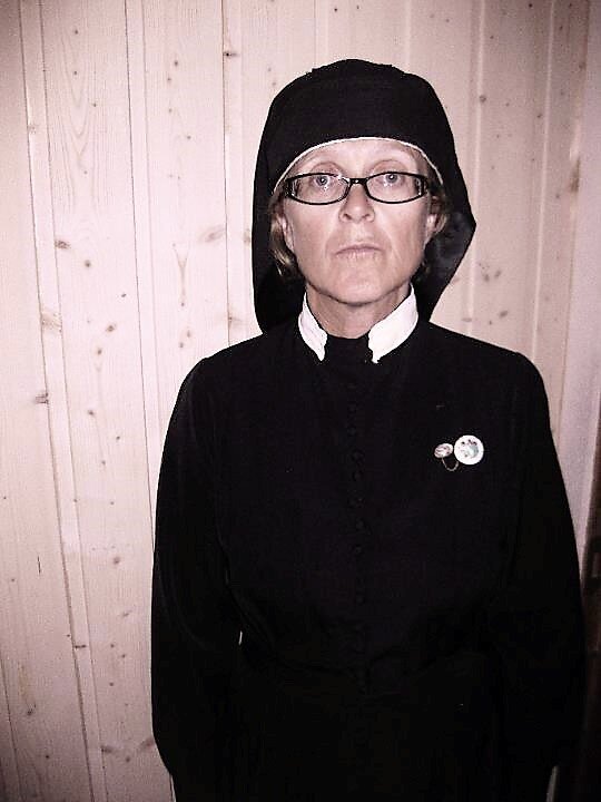 Historien levendegjøres under lanseringen av en ny MOOC om sykepleietradisjoner og historie. Førsteamanuensis ved UIT Åshild Fause, utkledd som «forstanderinnen».