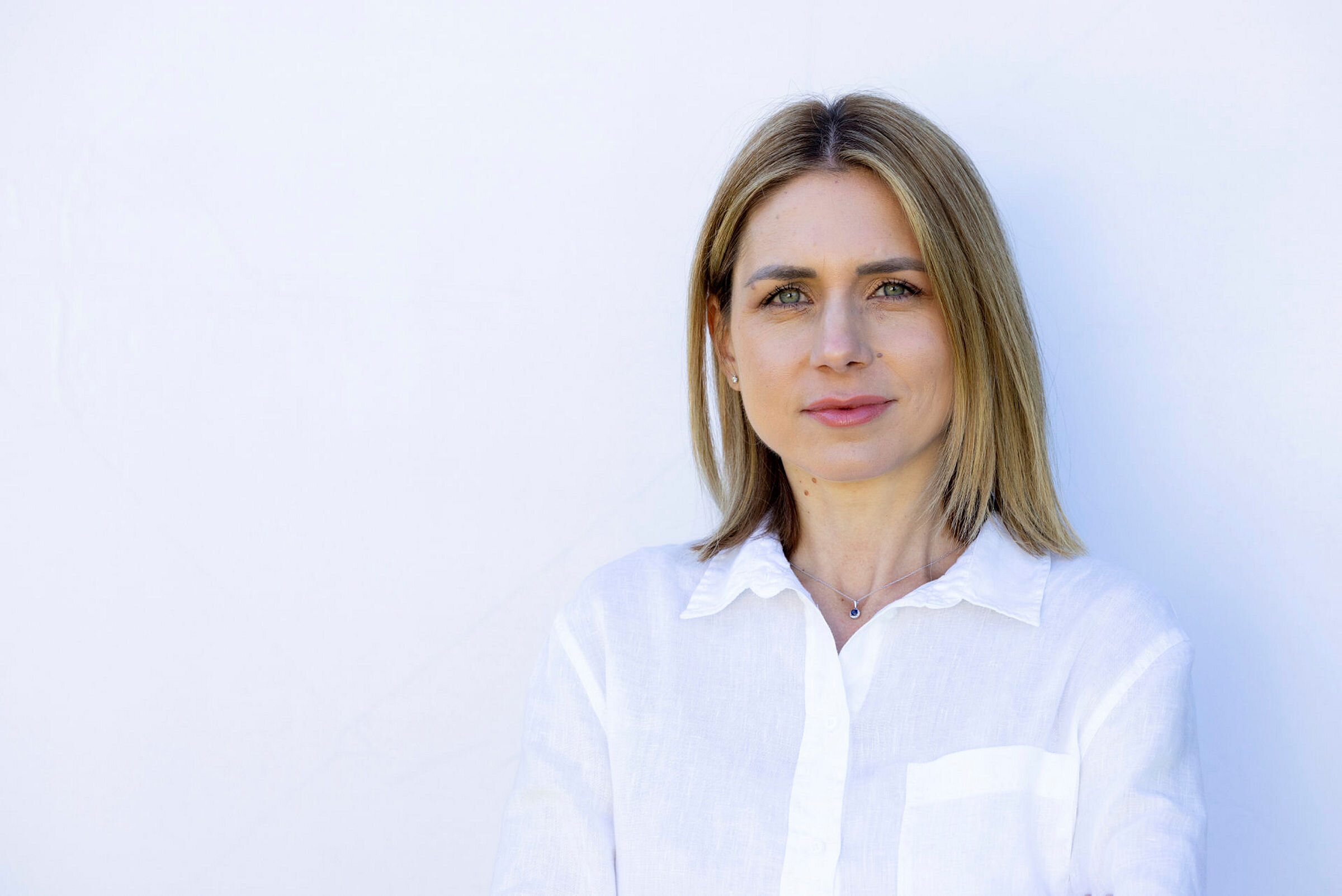 Bildet viser Alma Mulac, farmasøyt som har tatt doktorgrad på administrering av legemidler.