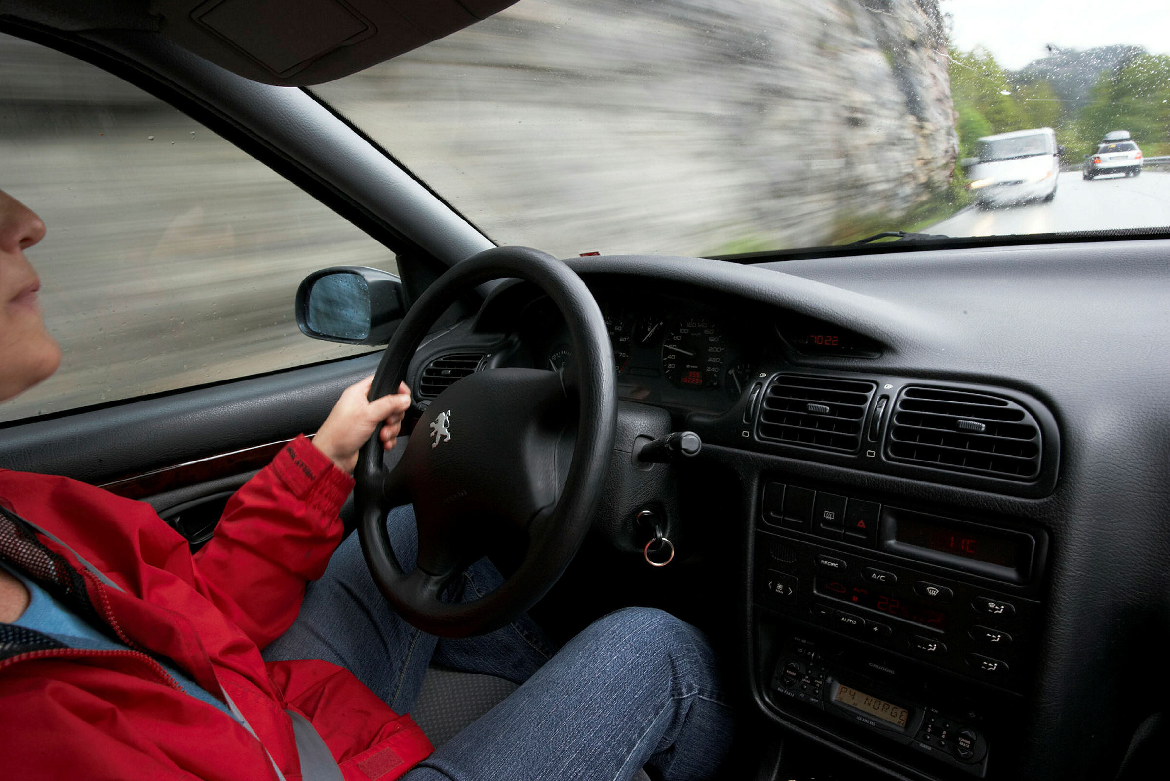 Sykepleier kjører bil