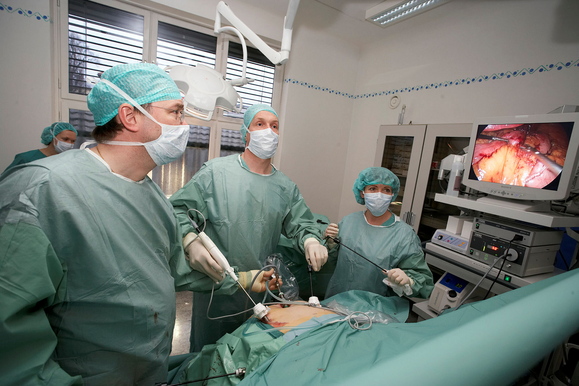 Fedmeoperasjon på Omniasykehuset, Røde Kors klinikk. Kirurg Hjørtur Gislason i midten.