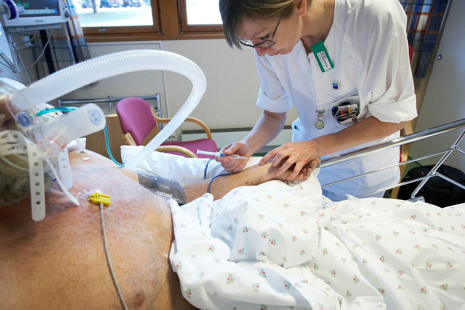 Intensivsykepleie Sykepleier setter sprøyte på pasient, intensivavdelingen på Moss sykehus.