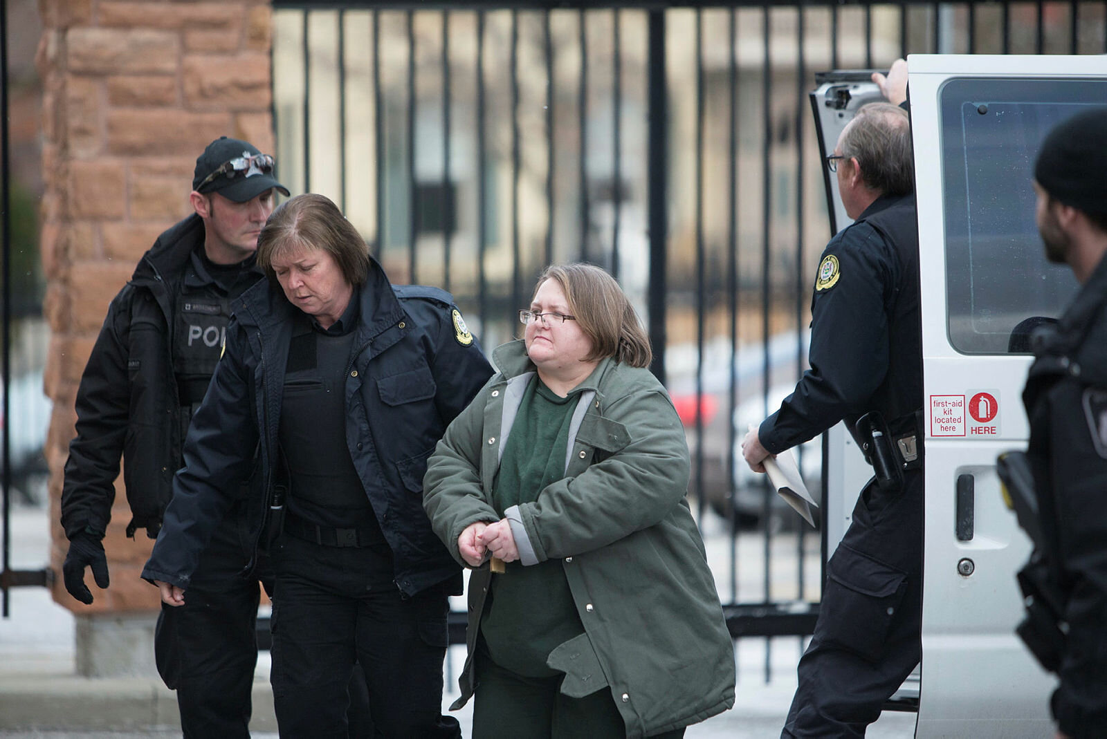 Elizabeth Wettlaufer Elizabeth Wettlaufer geleides inn i rettsalen av politibetjenter