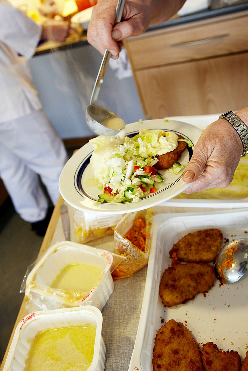 Middagsservering på Mandal sykehjem. Middagsservering på Mandal sykehjem.