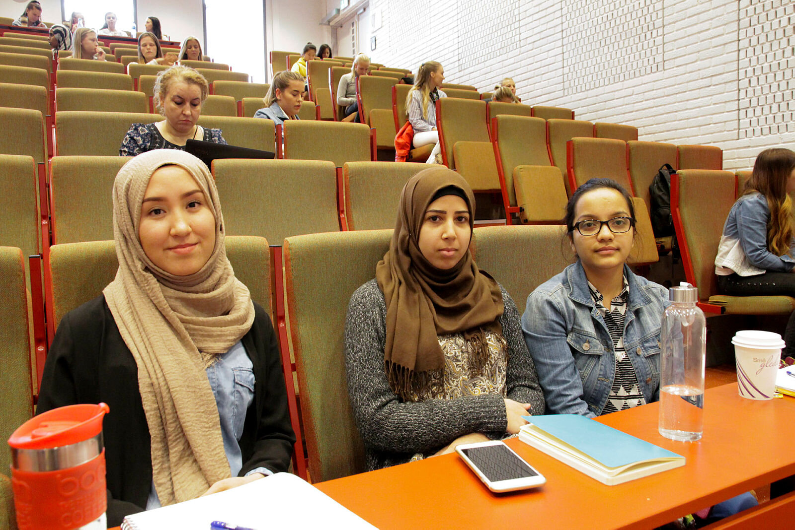 Bildet viser tre studenter ved Høgskolen i Akershus: Nargis Ghulami, Reem Algenabi og Jeny Baniya tre studenter ved Høgskolen i Akershus: Nargis Ghulami, Reem Algenabi og Jeny Baniya