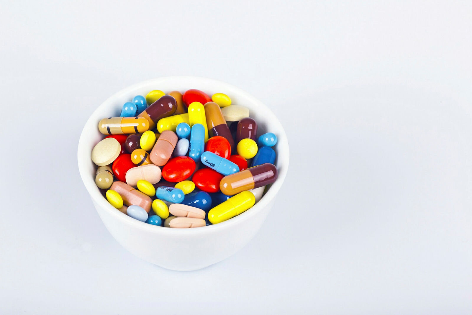 piller og ampuller En skål med fargerike medisiner.