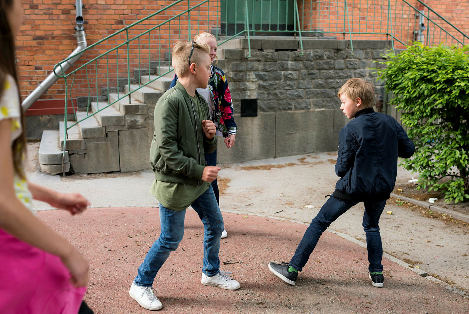 Ungdom slåss i skolegården