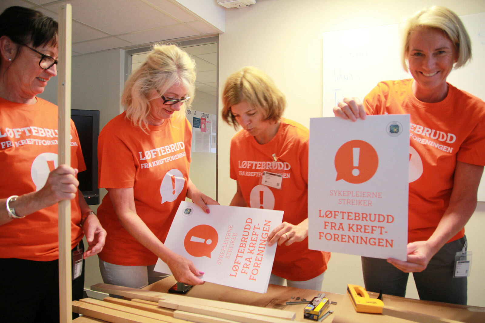 Streik Streikende sykepleiere i Kreftforeningen gjør klar plakater før de skal ut og markere hvorfor de er i streik.