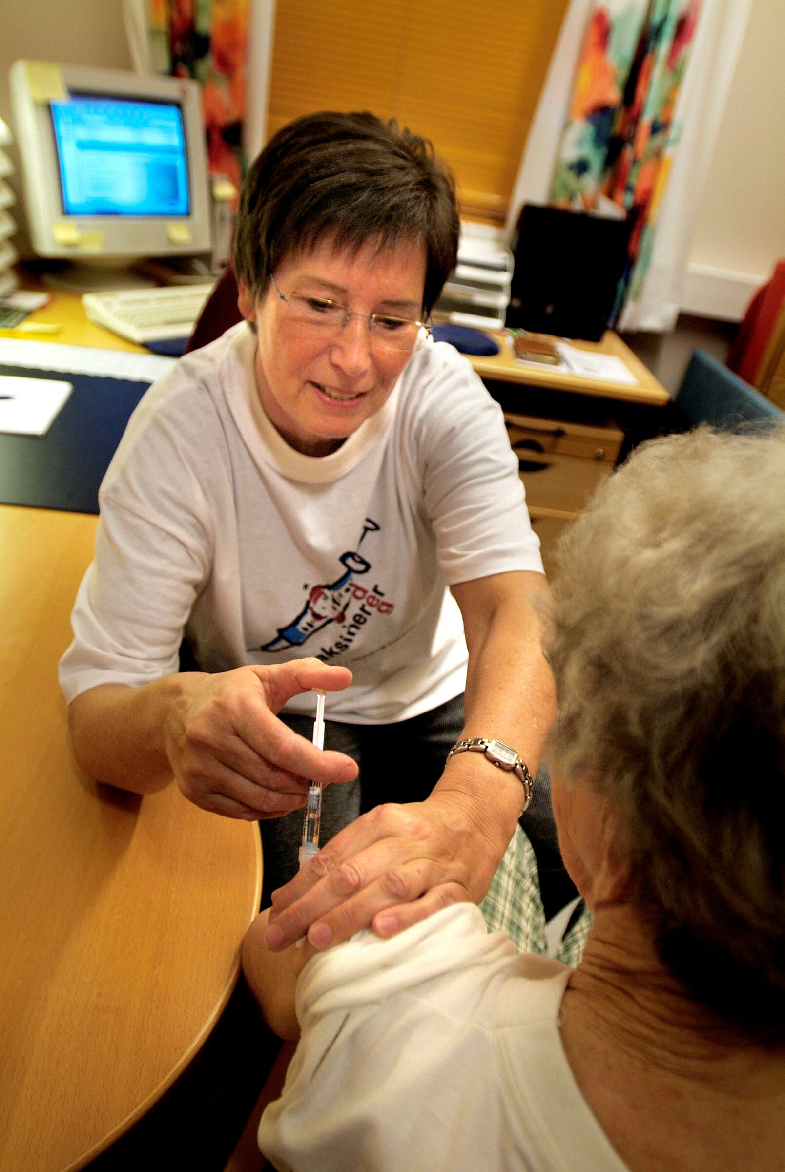 Vaksinering mot influensa i Sarpsborg. Randi Unstad får sprøyten av helsesøster Tora Bjørknes.