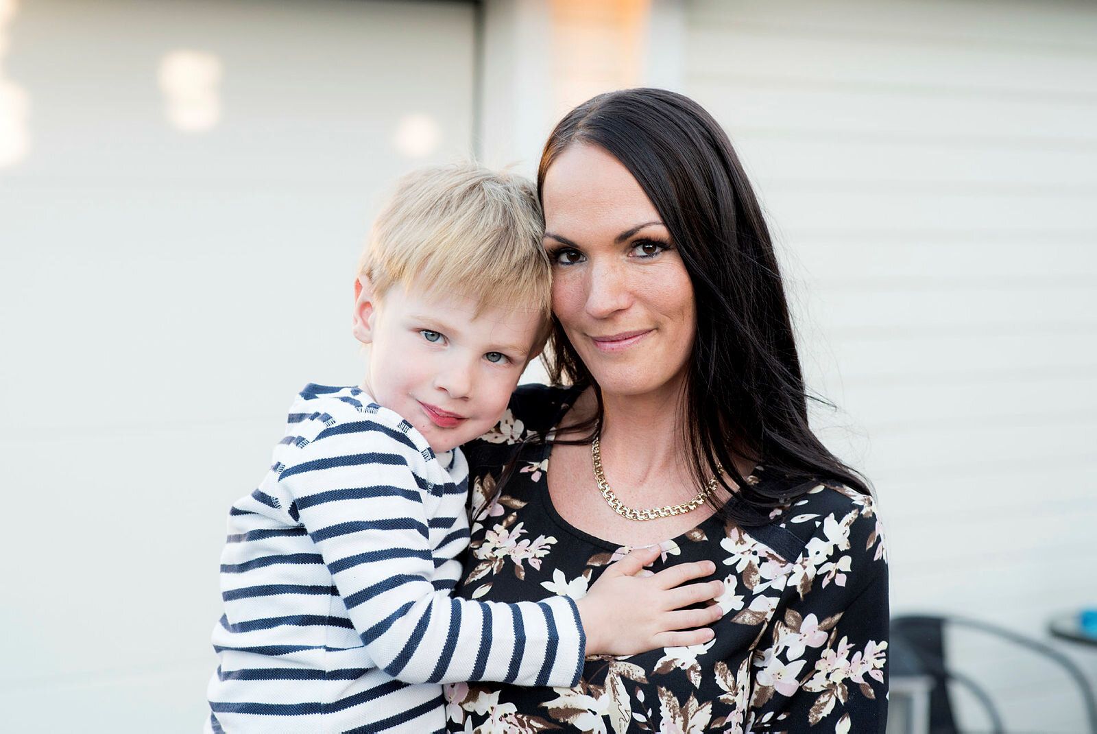 Bildet viser Heidi Johansen med Mikkel på armen.