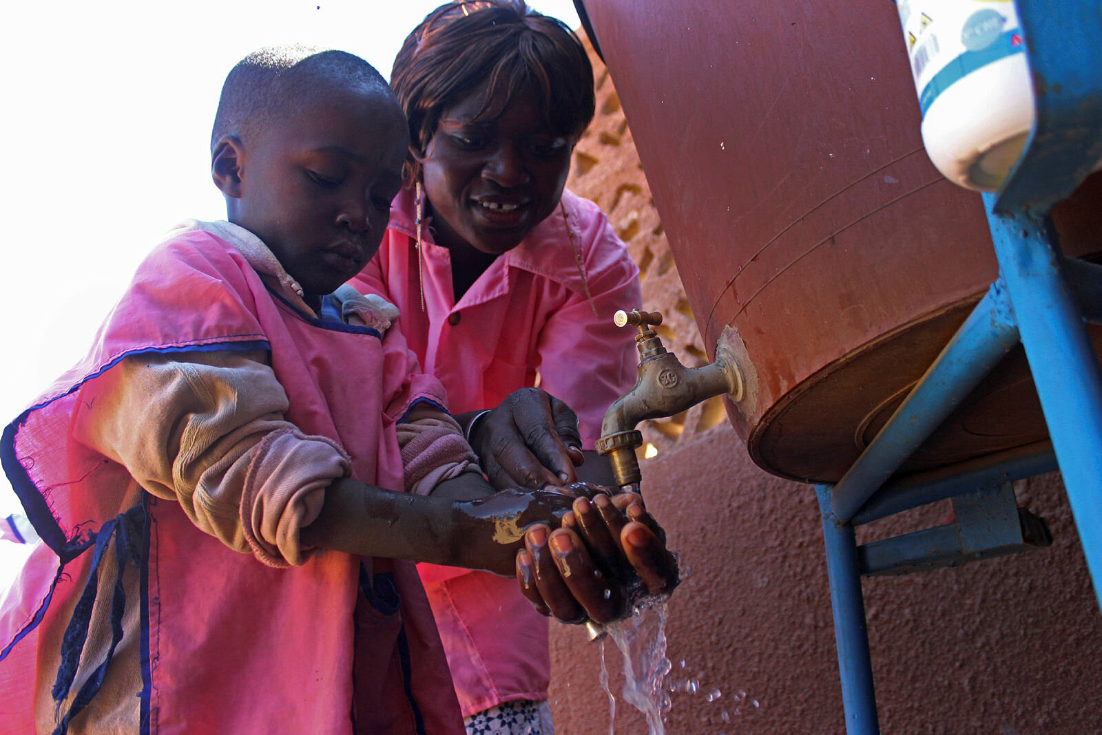 TV-aksjonen Voksen hjelper barn med håndvask