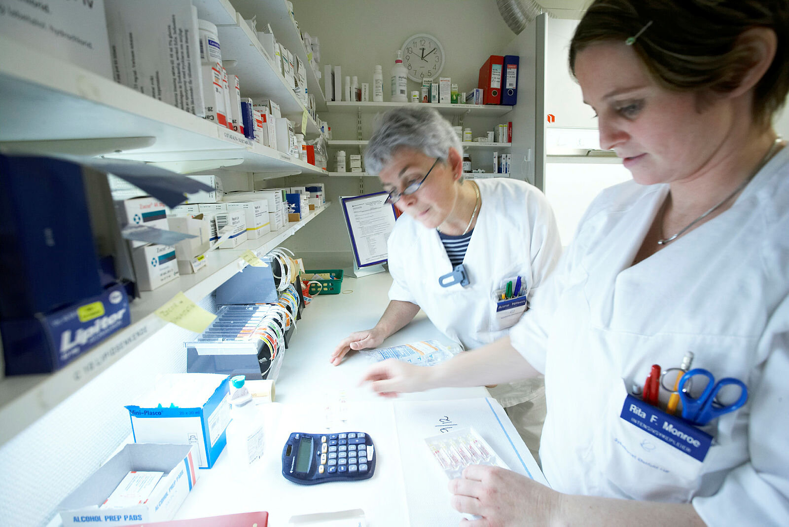 Sykepleier Anne Nilsen og Rita Monroe forbereder medisiner på Moss sykehus.