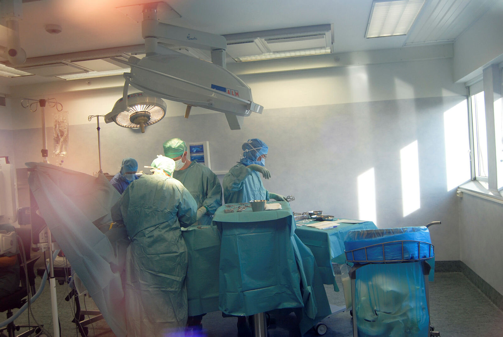 Tema Laila Viser leger og operasjonssykepleiere på Sykehuset i Lofoten