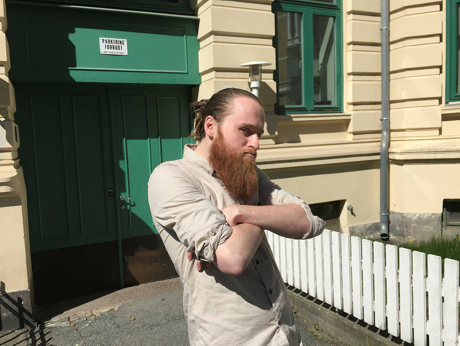 Per Arthur Andersen, helsesøster Bildet viser Per Arthur Andersen som holder armene i kors.