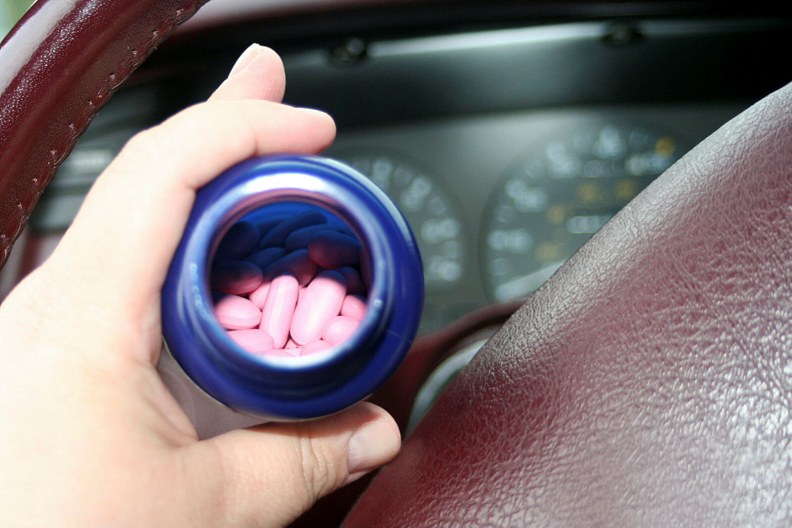 Piller og kjøring Bildet viser sjåfør med pilleglass