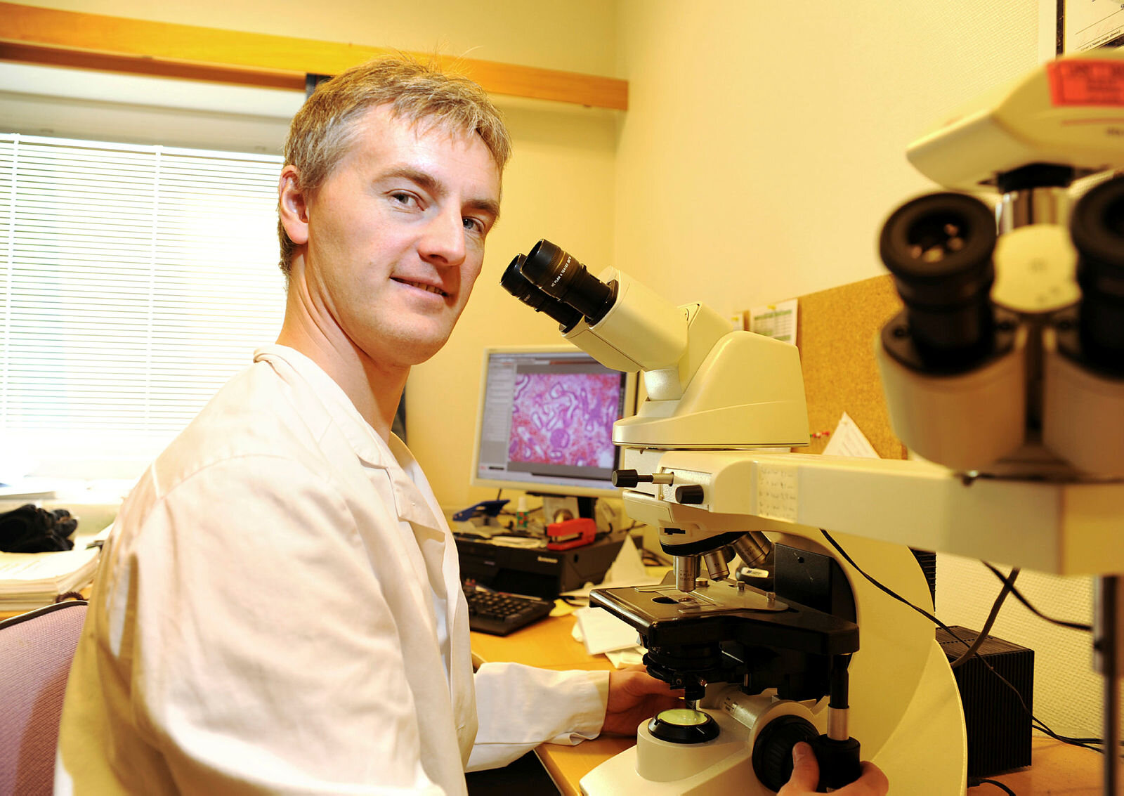 Sveinung Wergeland Sørbye Bildet viser Sveinung Wergeland Sørbye ved mikroskopet.