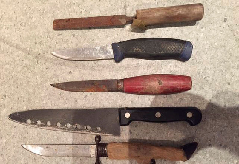 Diverse kniver, øks og andre håndvåpen