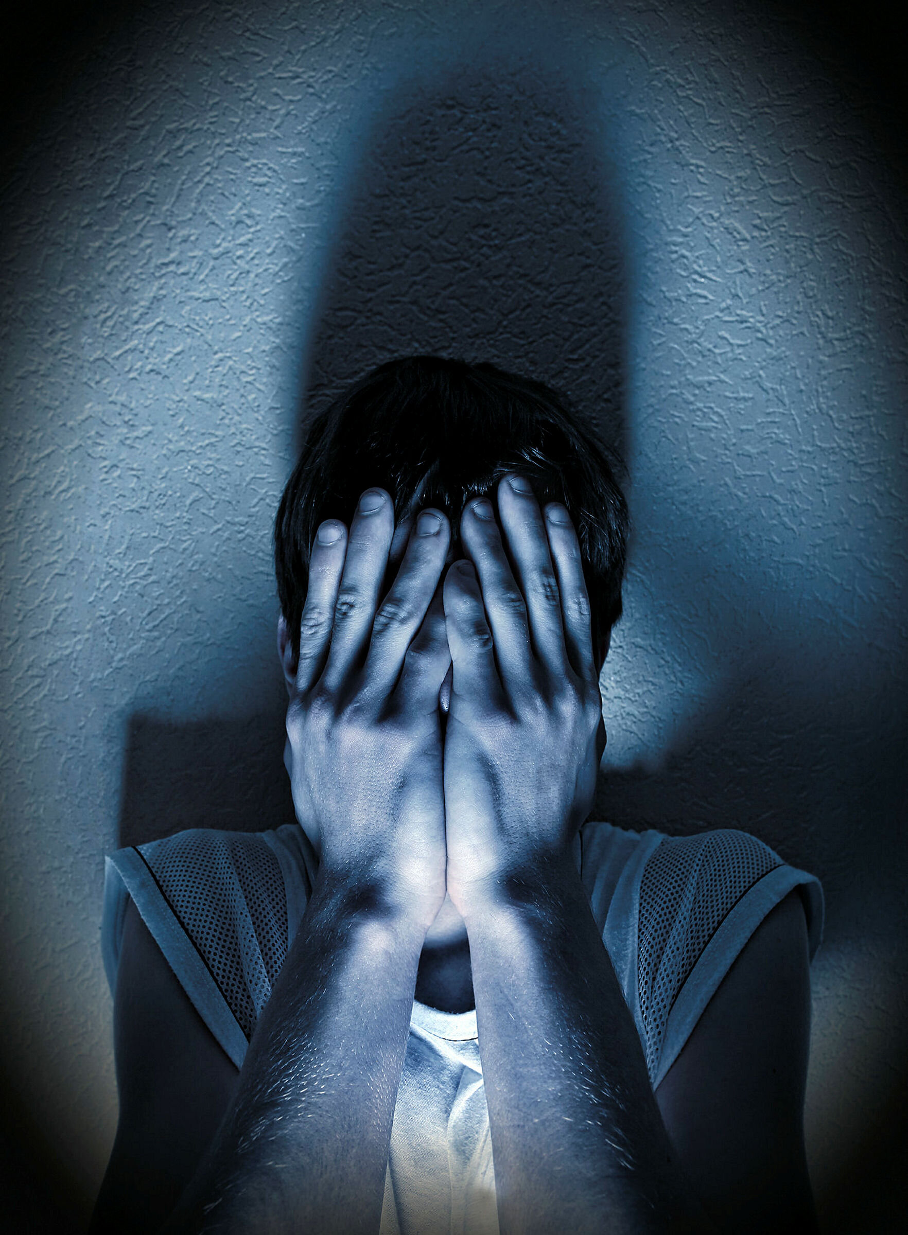 redd person Illustrasjonfoto. Person gjemmer ansiktet i hendene.