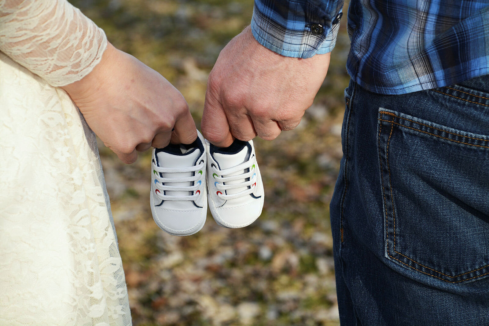 babysko mann og kvinne holder et par babysko mellom seg
