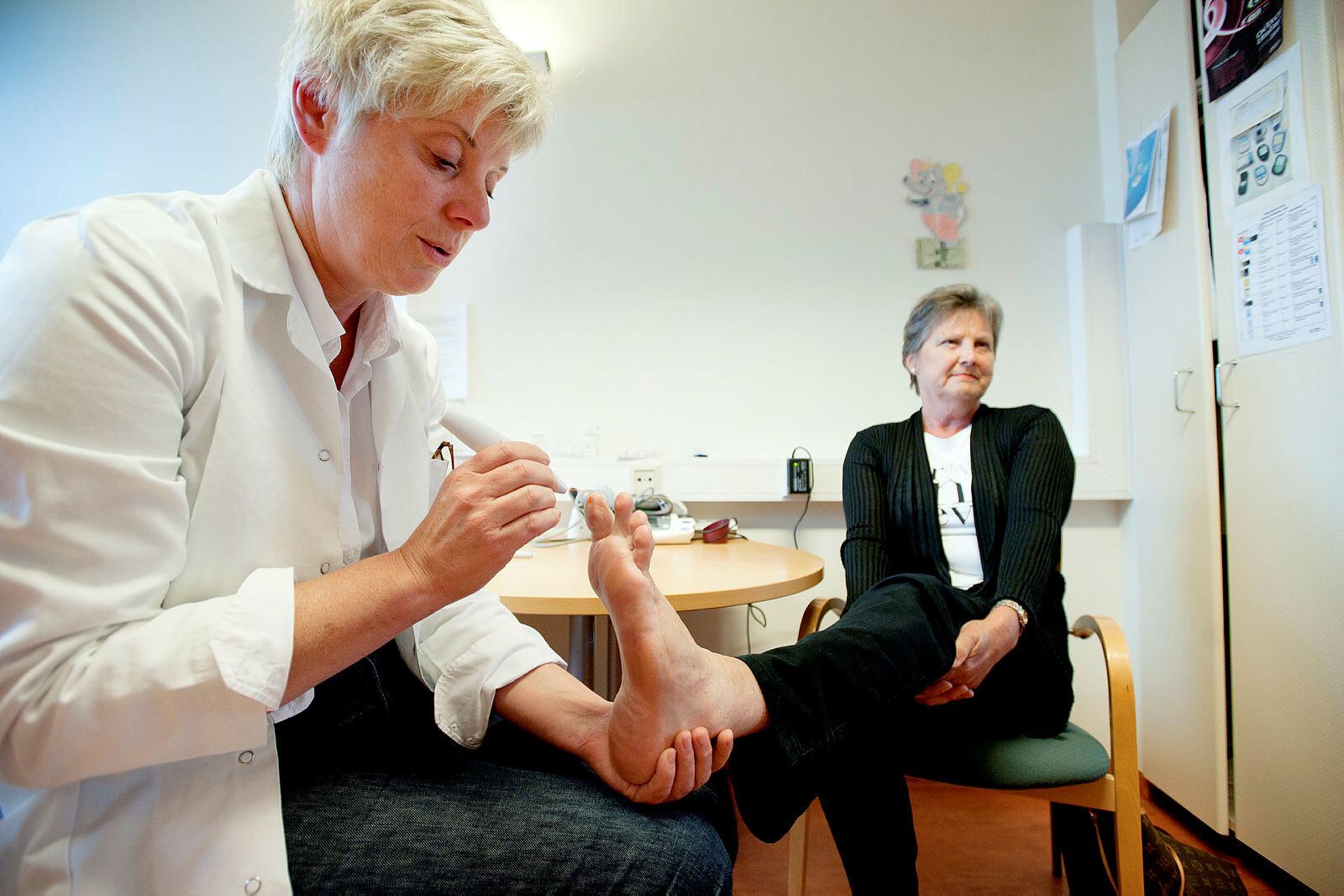 Diabetessykepleier Tilla Landbakk behandler og pasient Brita Korshavn, Sykehuset Innlandet, Gjøvik.