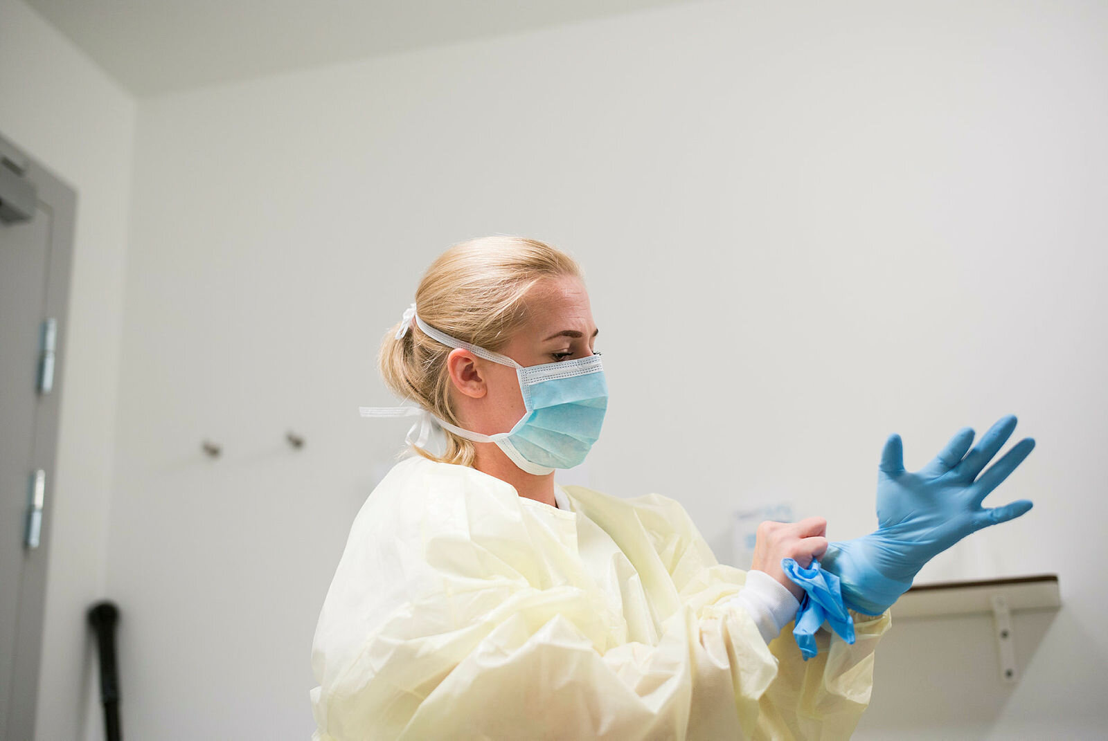 Sykepleier med verneutstyr.