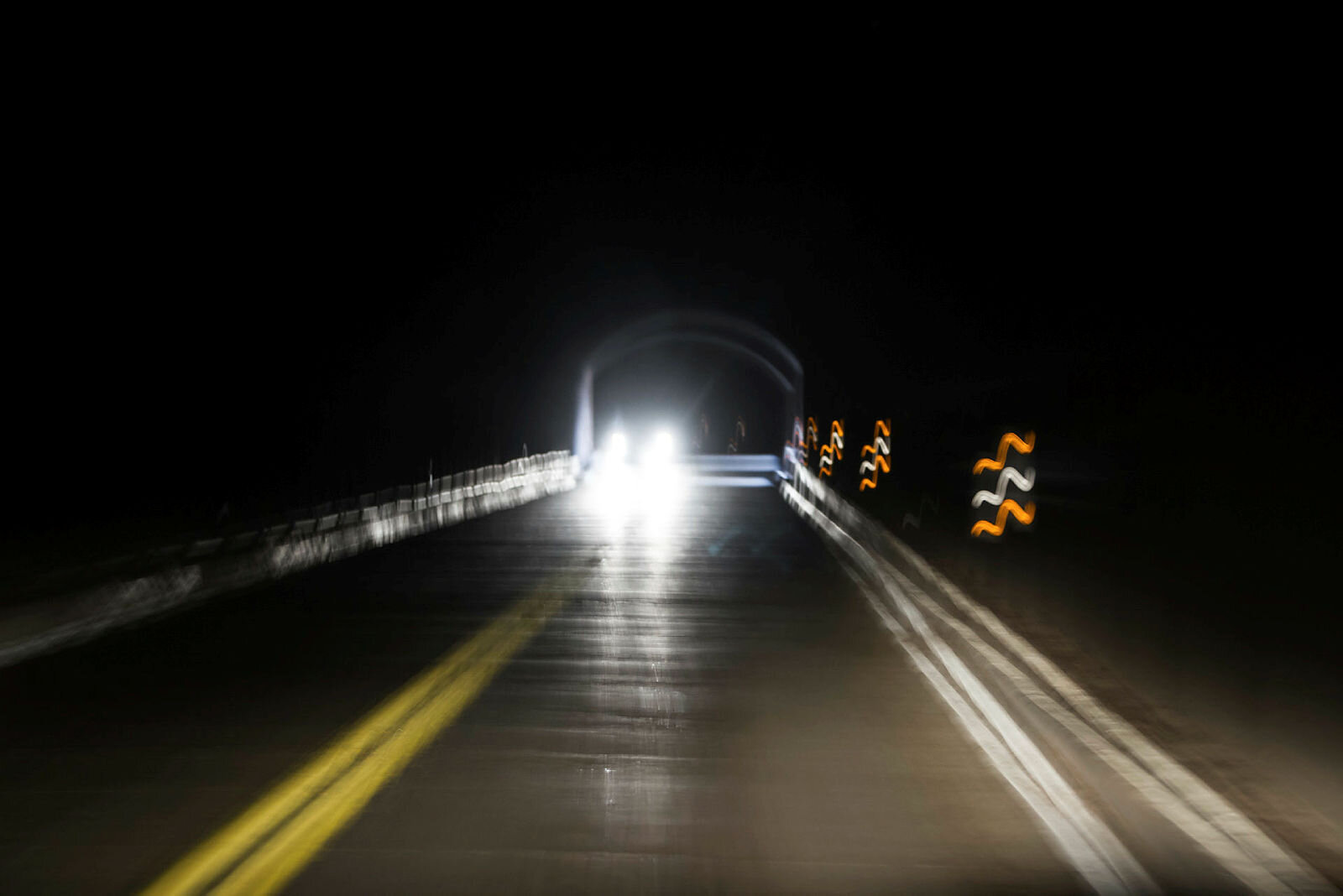 Kjøring i påvirket tilstand Bildet viser utsynet fra en bil hos noen som kjører i påvirket tilstand