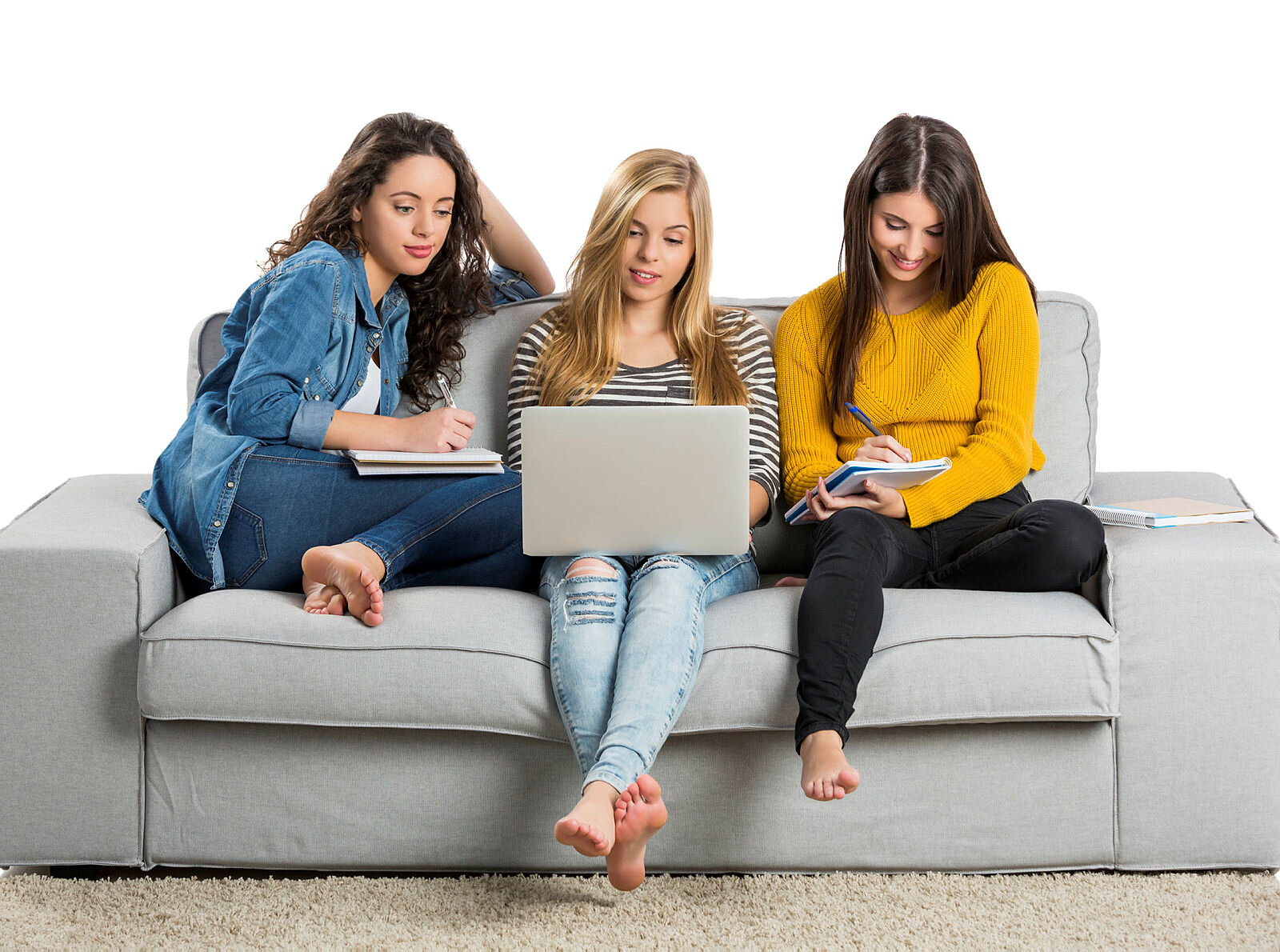 Studenter hjemme Bildet viser tre unge kvinner som sitter i en sofa med PC og kladdeblokker.
