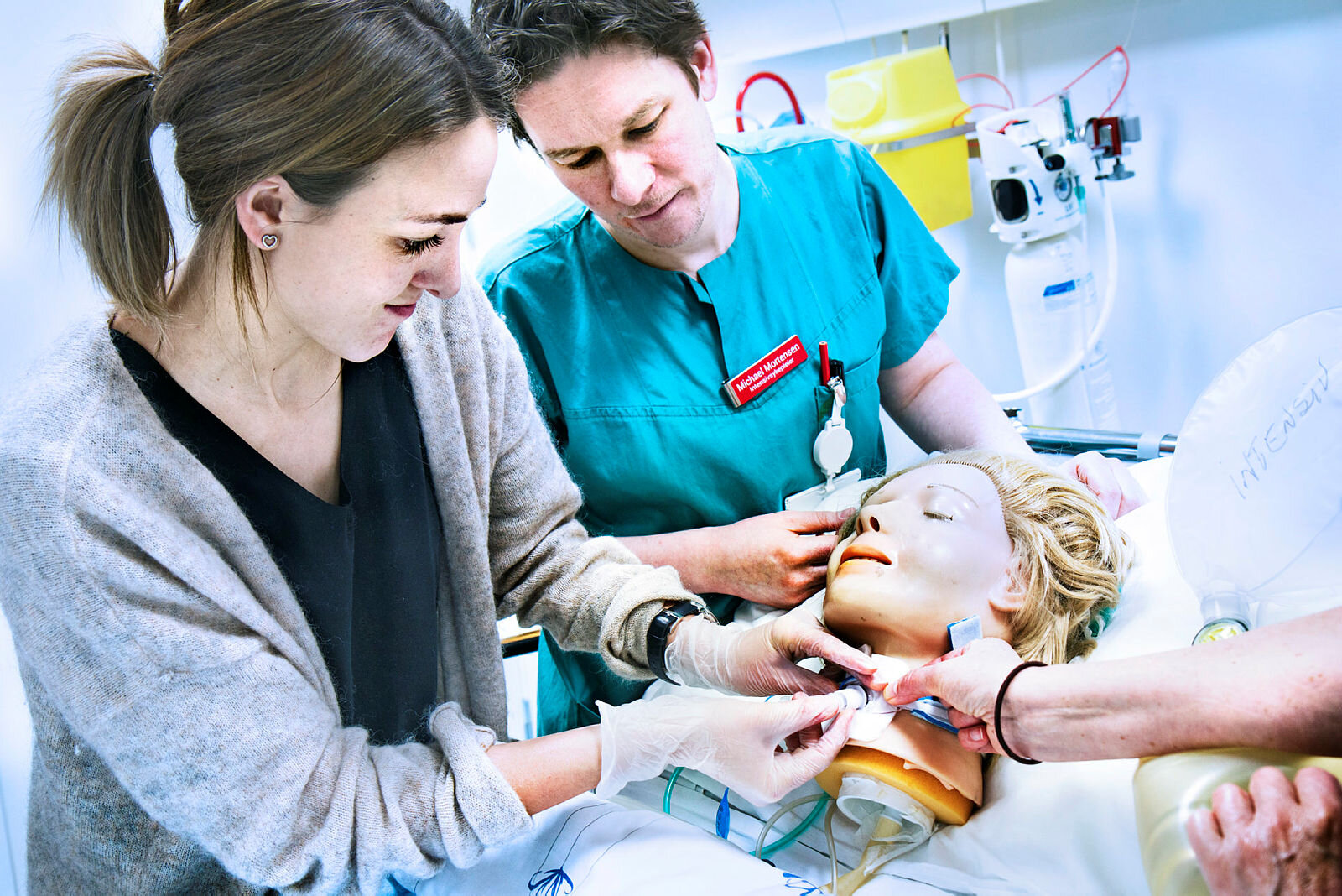 Bildet viser sykepleiere som øver på trakeostomi på en simuleringsdukke.
