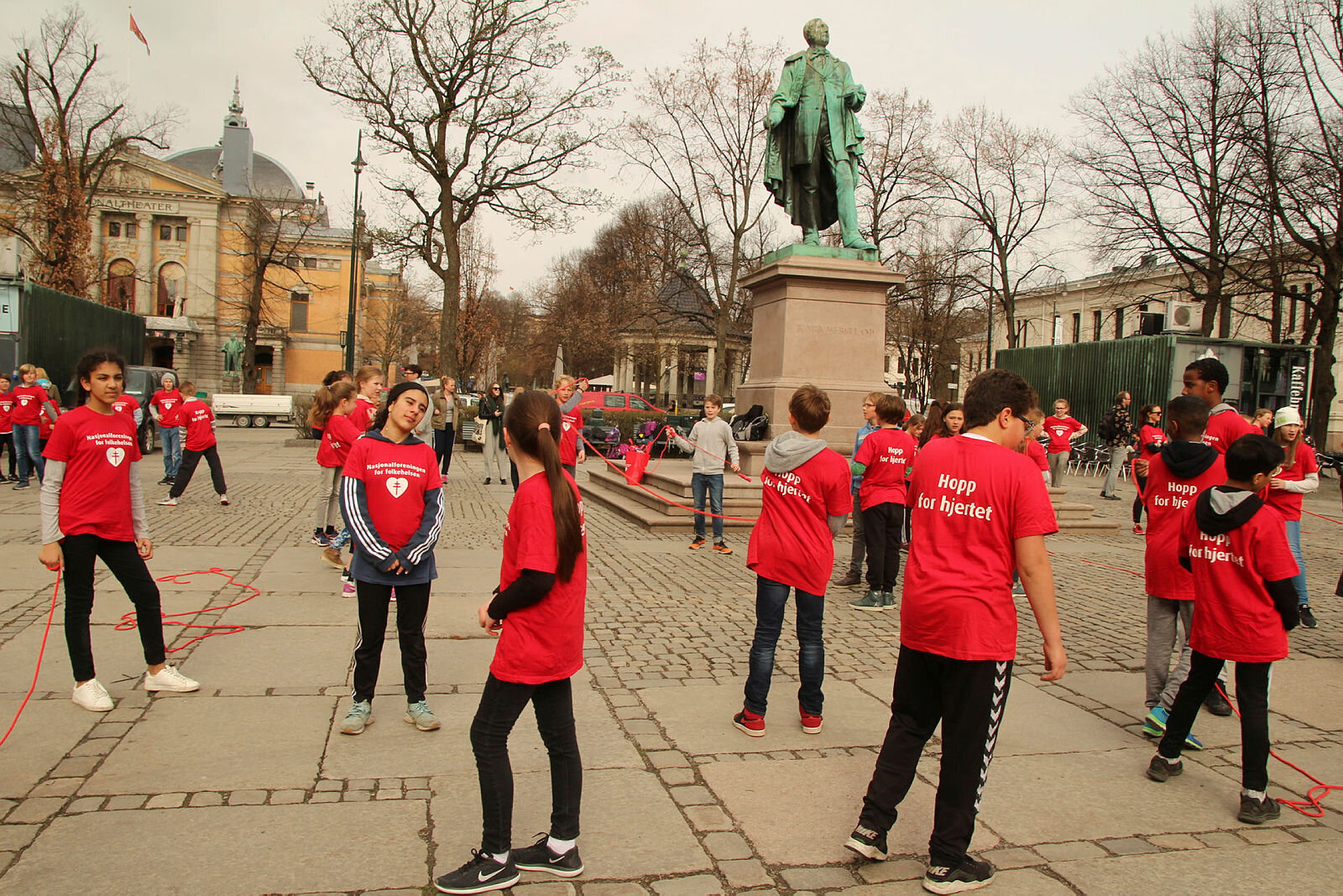 Hopp for hjerte Barn samlet i Spikersuppa for å lansere konkuransen "hopp for hjertet".