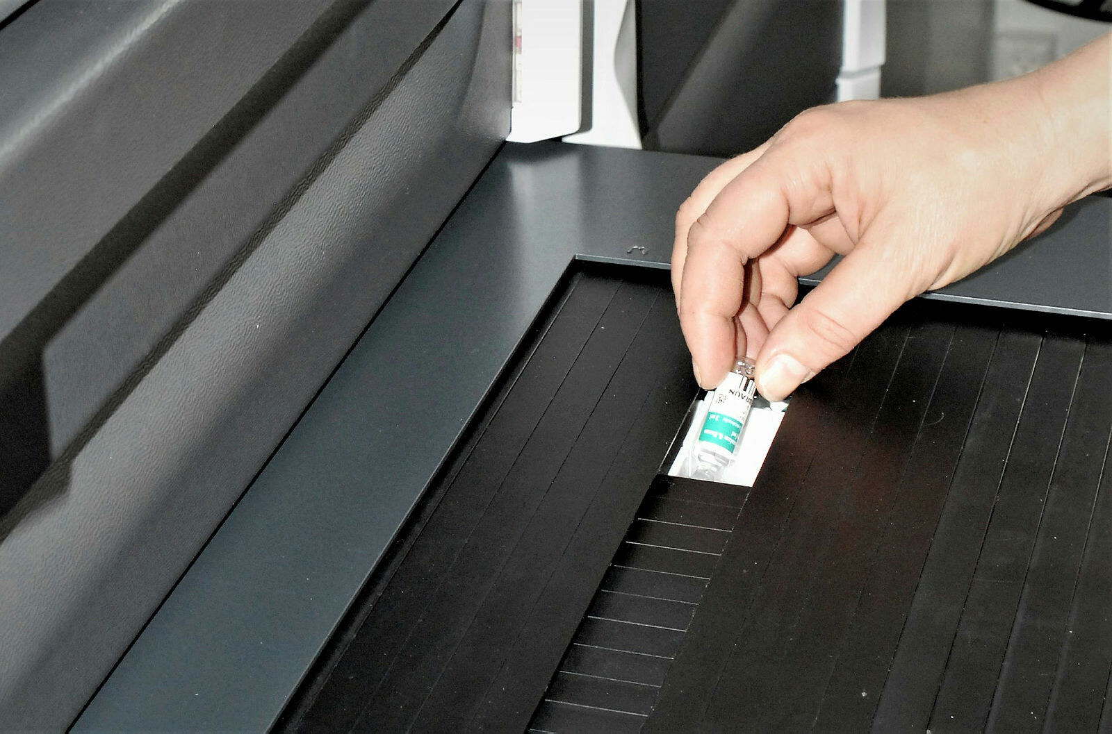 stromso Nærbilde av ampulle som hentes fra elektronisk medisinskap, Strømsø, Drammen