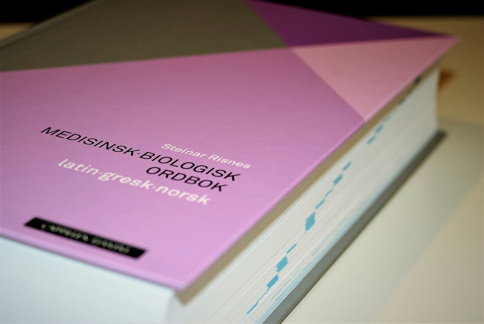 ordbok Forsiden av "Medisinsk-biologisk ordbok - latin-gresk-norsk" av Steinar Risnes, Cappelen Damm 2018.