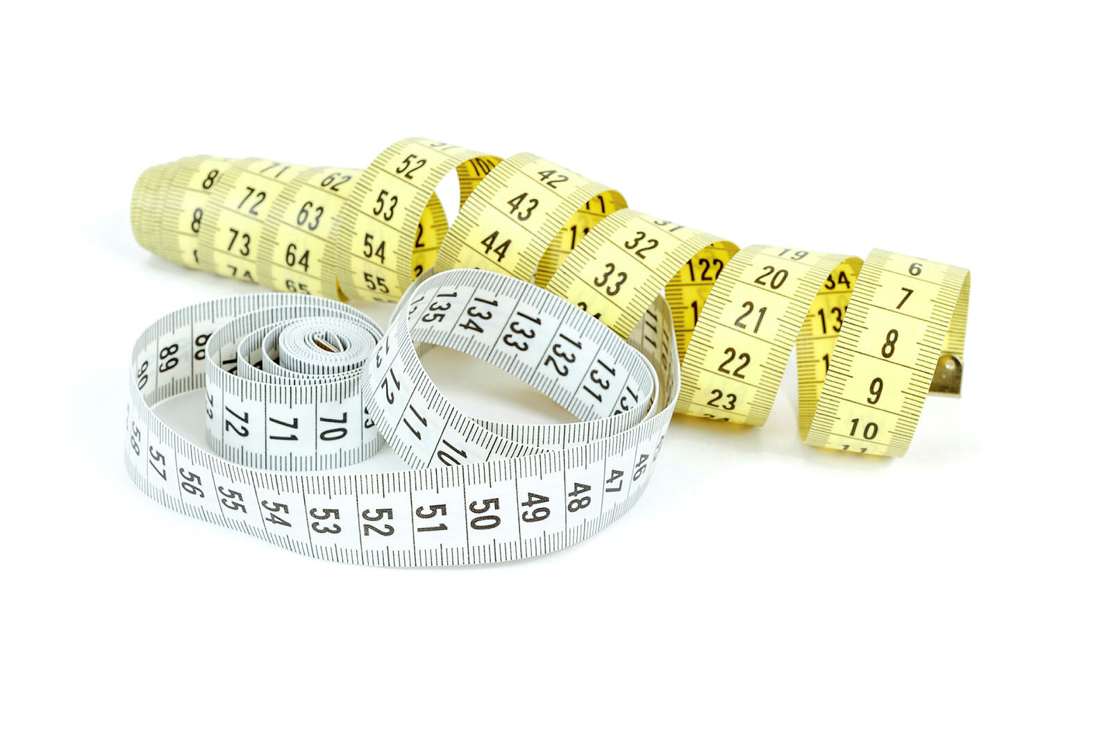 Målebånd Bildet viser et gult og et hvitt målebånd.