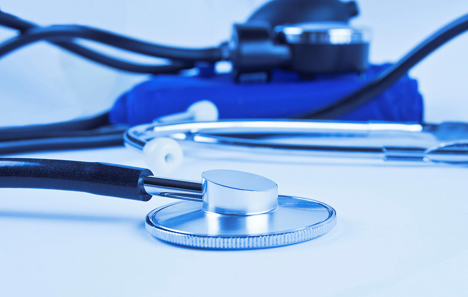 Stetoskop Bildet viser et stetoskop og medisinsk utstyr.