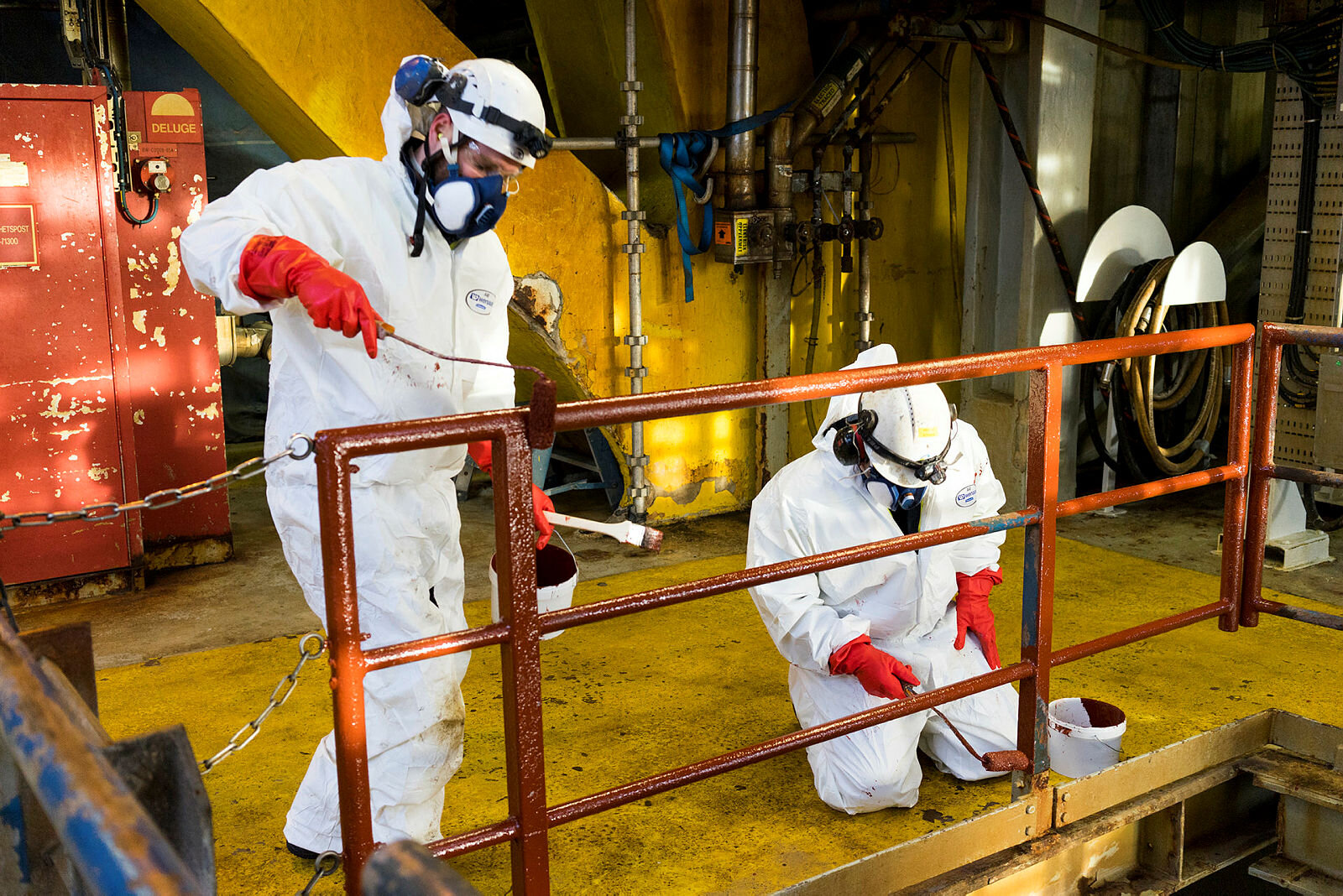 Bildet viser to malere på Oseberg B-plattformen