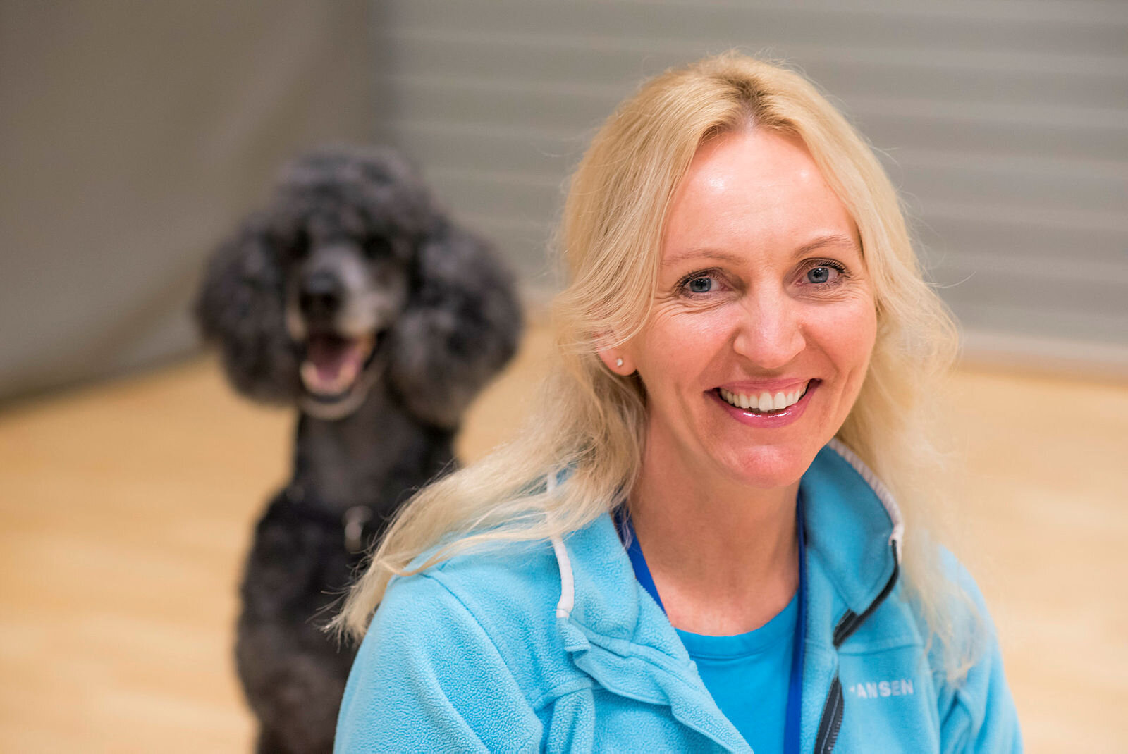 DAT på CatoSenteret Reportasjebilder fra dyreassistert terpi på CatoSenteret i Son, med kongepuddelen Mattis (7), pasient Keira (11) og sykepleier og dyreassistert terapeut Bitte Schou.