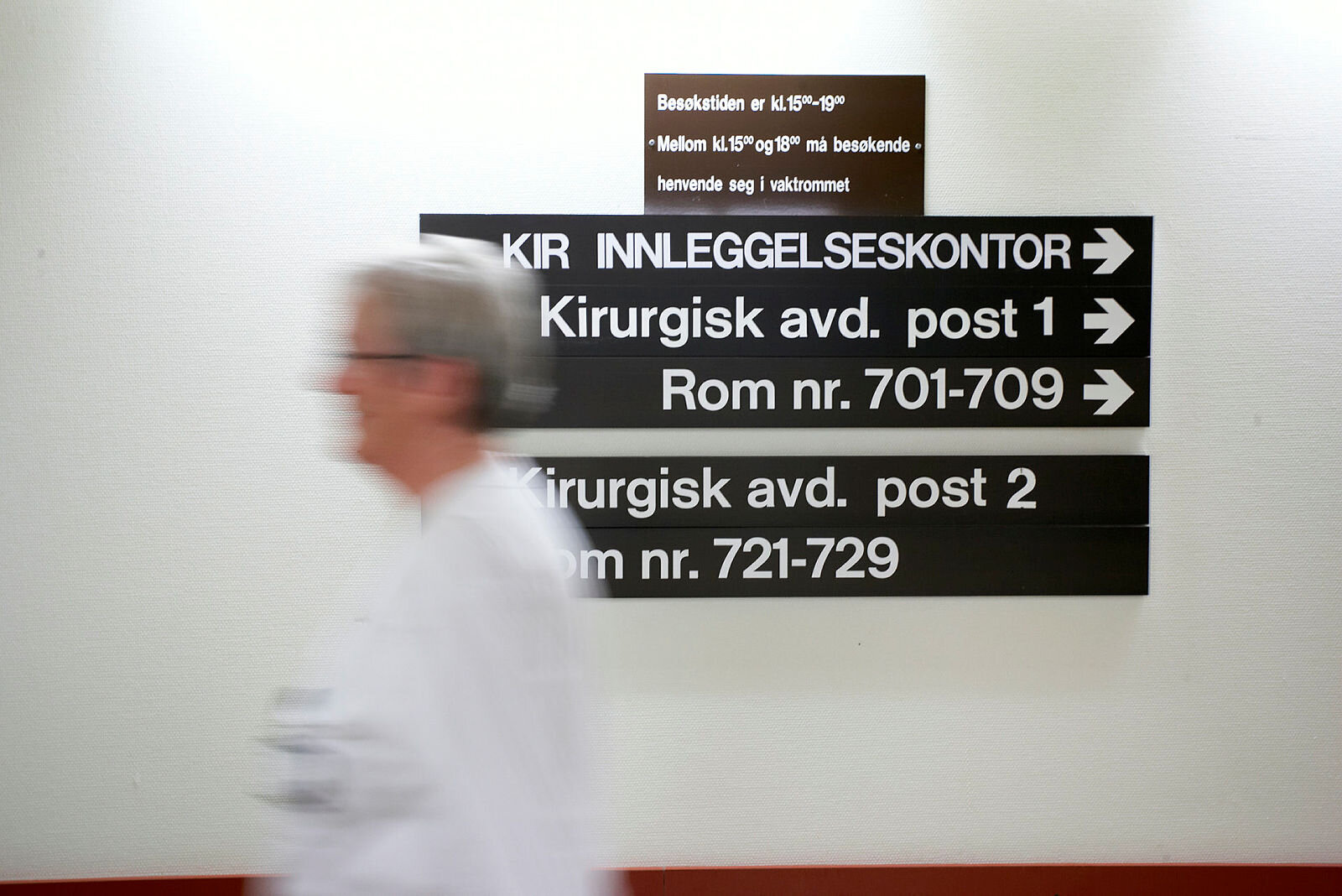 Sykepleier som skynder seg