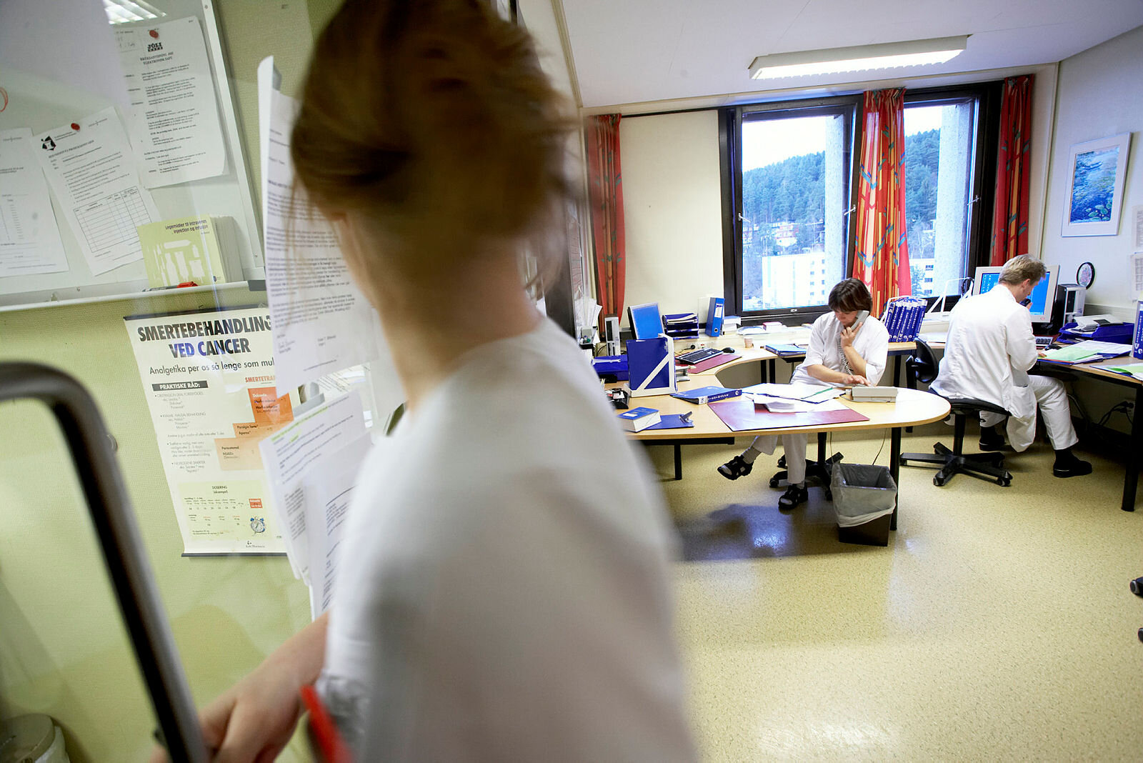 Sykepleier på vaktrom