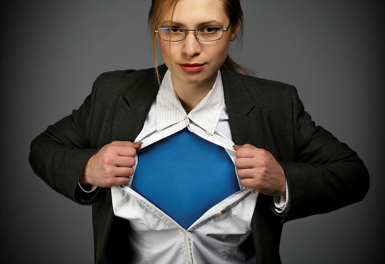 Superhelt Bildet viser en ung kvinne som forvandles til en superhelt