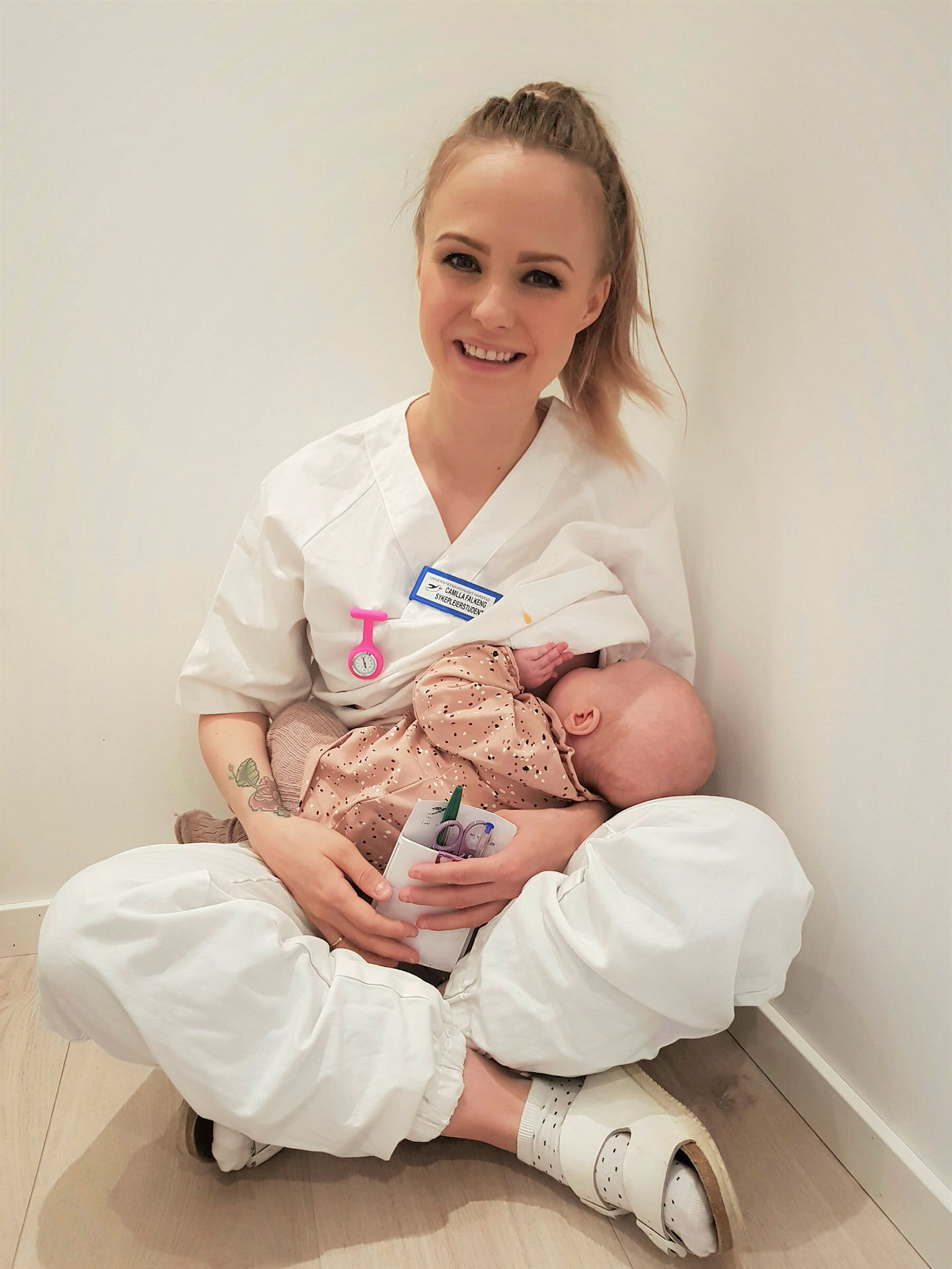 Camilla Fors-Falkeng og lille Wilma Portrett av sykepleierstudent Camilla Fors-Falkeng som ammer datteren Wilma.