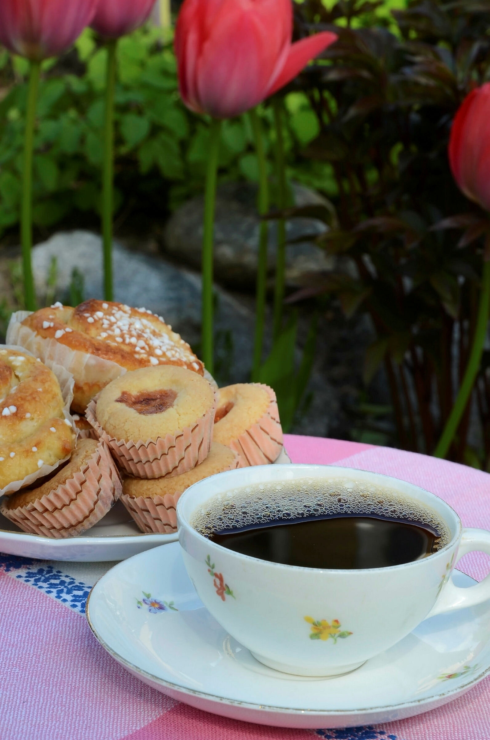 Kaffe-nekt Kaffekopp og muffins på et bord med duk.
